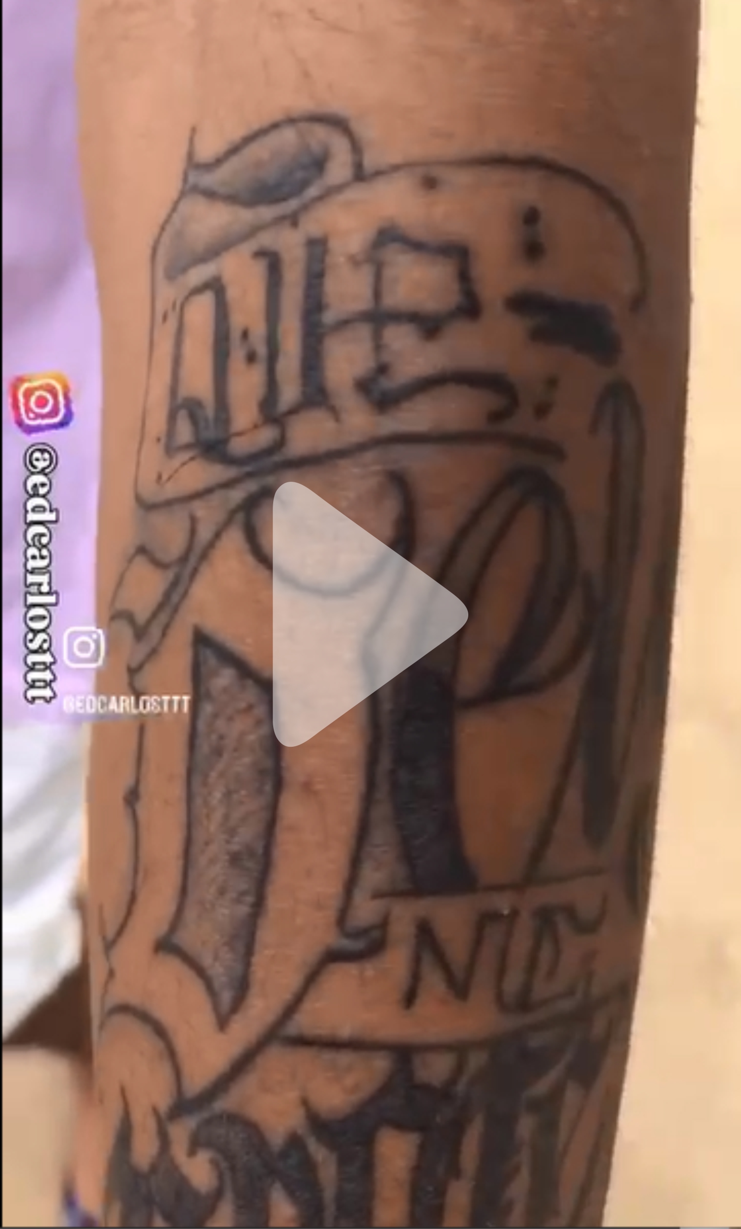 letter tattoo braço